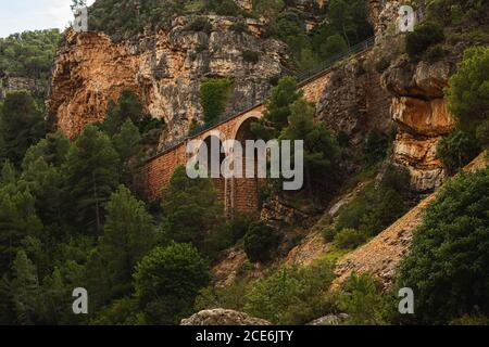 Viaduc dans la gorge de la Canaleta, près des sources chaudes de la Fontcalda, Espagne Banque D'Images