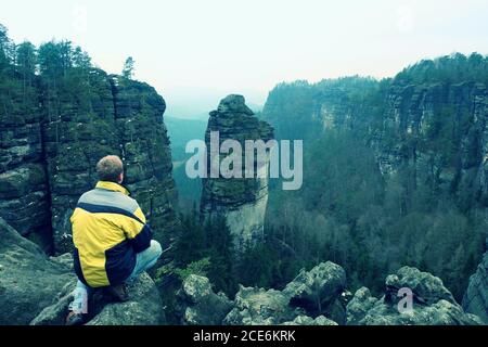 Randonneur touristique sur le pic de roche dans les montagnes rocheuses Banque D'Images