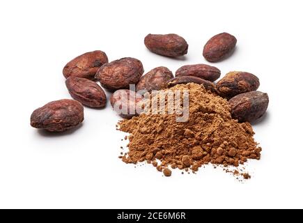 Cacao en poudre et fèves de cacao isolées sur blanc Banque D'Images