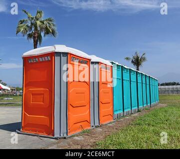 Une rangée de toilettes portables mis en place lors d'un événement public Banque D'Images