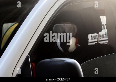 29 août 2020 : Gaza, Palestine. 30 août 2020. Les équipes palestiniennes de défense civile livrent de l'eau potable aux foyers des résidents du camp de réfugiés de Jabalia infectés par le coronavirus, car ils restent en quarantaine et ne peuvent pas récupérer de l'eau potable. Depuis que les premiers cas de coronavirus ont été détectés dans la communauté de Gaza au début de la semaine dernière, le nombre de personnes infectées a régulièrement augmenté à plus de 180 dans l'enclave palestinienne assiégée et densément peuplée. La crise aigue de l'eau dans la bande, où plus de 95 pour cent de l'eau douce ne convient pas à la consommation humaine, met en évidence le déjà grave Banque D'Images