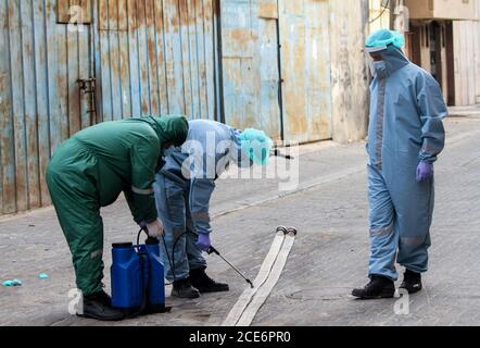 29 août 2020 : Gaza, Palestine. 30 août 2020. Les équipes palestiniennes de défense civile livrent de l'eau potable aux foyers des résidents du camp de réfugiés de Jabalia infectés par le coronavirus, car ils restent en quarantaine et ne peuvent pas récupérer de l'eau potable. Depuis que les premiers cas de coronavirus ont été détectés dans la communauté de Gaza au début de la semaine dernière, le nombre de personnes infectées a régulièrement augmenté à plus de 180 dans l'enclave palestinienne assiégée et densément peuplée. La crise aigue de l'eau dans la bande, où plus de 95 pour cent de l'eau douce ne convient pas à la consommation humaine, met en évidence le déjà grave Banque D'Images