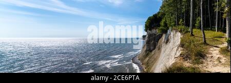 Vue sur les magnifiques falaises de calcaire et de pierre calcaire Parc national de Jasmund sur l'île de Ruegen en Allemagne Banque D'Images