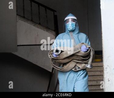29 août 2020 : Gaza, Palestine. 30 août 2020. Les équipes palestiniennes de défense civile livrent de l'eau potable aux foyers des résidents du camp de réfugiés de Jabalia infectés par le coronavirus, car ils restent en quarantaine et ne peuvent pas récupérer de l'eau potable. Depuis que les premiers cas de coronavirus ont été détectés dans la communauté de Gaza au début de la semaine dernière, le nombre de personnes infectées a régulièrement augmenté à plus de 180 dans l'enclave palestinienne assiégée et densément peuplée. La crise aigue de l'eau dans la bande, où plus de 95 pour cent de l'eau douce ne convient pas à la consommation humaine, met en évidence le déjà grave Banque D'Images