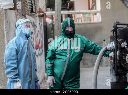 29 août 2020 : Gaza, Palestine. 30 août 2020. Les équipes palestiniennes de défense civile livrent de l'eau potable aux foyers des résidents du camp de réfugiés de Jabalia infectés par le coronavirus, car ils restent en quarantaine et ne peuvent pas récupérer de l'eau potable. Depuis que les premiers cas de coronavirus ont été détectés dans la communauté de Gaza au début de la semaine dernière, le nombre de personnes infectées a régulièrement augmenté à plus de 180 dans l'enclave palestinienne assiégée et densément peuplée. La crise aigue de l'eau dans la bande, où plus de 95 pour cent de l'eau douce ne convient pas à la consommation humaine, met en évidence le déjà grave Banque D'Images