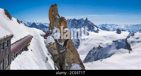Sommet de la voie Rebuffat près du pic de l'aiguille du midi dans la chaîne de montagnes du Mont blanc. Chamonix, Hautes-Savoie (74), Alpes européennes, France Banque D'Images