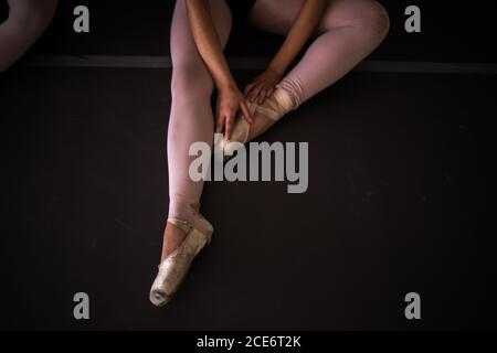 Sao Paulo, Brésil. 28 août 2020. Une danseuse de ballet s'étire dans le Favela Paraisopolis, qui abrite plus de 20,000 personnes. Jusqu'à 12 étudiants peuvent participer aux cours de ballet. L'utilisation de masques et une distance maximale de 1.5 mètres sont obligatoires. Les répétitions dans le secteur culturel et créatif de la ville ont été suspendues pendant cinq mois en raison de la pandémie de Corona. Maintenant, les opérations ont repris avec des restrictions. Credit: Andre Lucas/dpa/Alamy Live News Banque D'Images