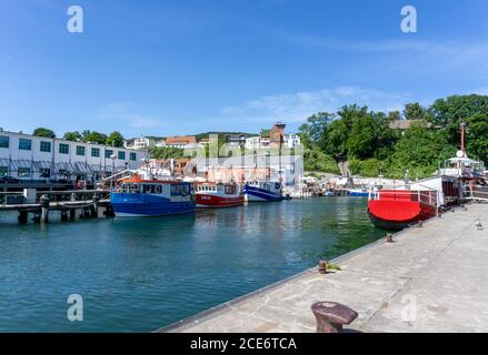 Sassnitz, M-P / Allemagne - 12 août 2020 : bateaux de pêche dans le hrbor de Sassnitz sur l'île Ruegen en Allemagne Banque D'Images