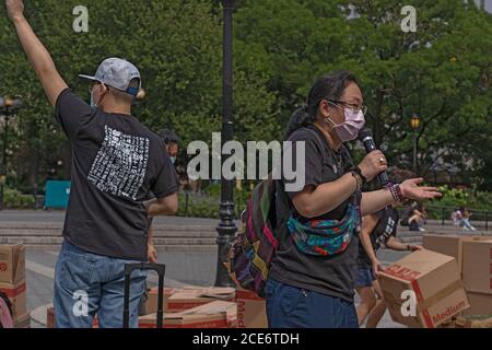 New York, États-Unis. 30 août 2020. NEW YORK, NY - 30 AOÛT : un activiste s'exprime lors d'une manifestation en faveur de la démocratie à la veille du premier anniversaire de l'incident de la station de métro Prince Edward, où la police a pris d'assaut la station pour procéder à des arrestations contre des manifestations anti-gouvernementales massives l'an dernier, le 30 août 2020 à New York. Crédit : SOPA Images Limited/Alamy Live News Banque D'Images