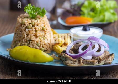 Gyros grecs avec riz sur bois Banque D'Images