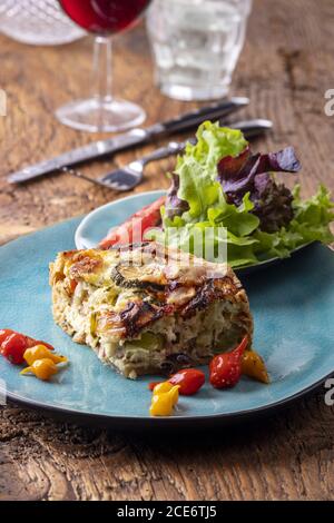 Quiche française avec salade Banque D'Images