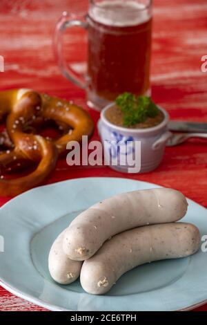 Saucisse de veau bavaroise sur fond rouge Banque D'Images