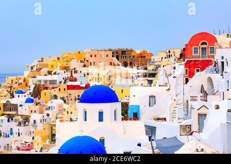 Oia église et maison à Santorini, Grèce Banque D'Images