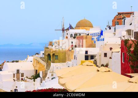 Moulin à vent d'Oia sur l'île de Santorin en Grèce Banque D'Images