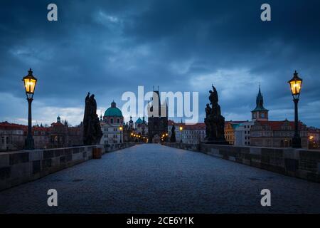 Matin vue sur le Pont Charles et la Tour du pont en centre historique de Prague. Banque D'Images