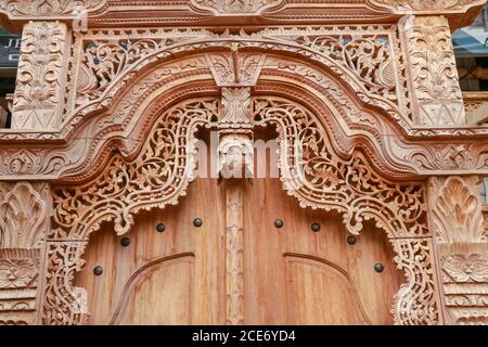 Les portes sculptées en bois balinais avec des ornements. Les traditions locales et de l'artisanat concept Banque D'Images