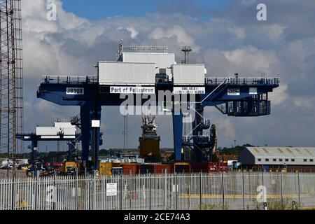 Conteneur sur une grue au port de Felixstowe, Suffolk, Royaume-Uni Banque D'Images