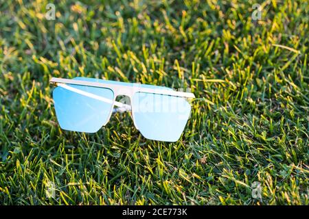 Modèle futuriste de lunettes de soleil surdimensionnées avec des lentilles bleues Shoot plein air gros plan . Mise au point sélective Banque D'Images