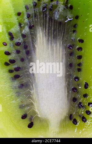 tranche de kiwi sur un plein cadre. format vertical Banque D'Images