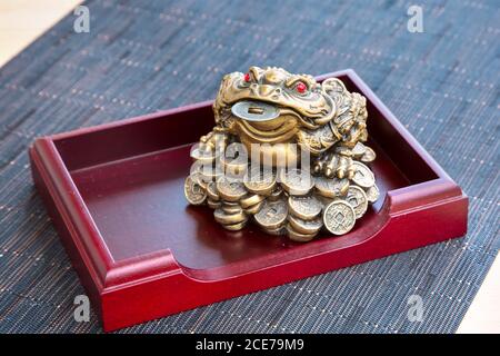 Grenouille d'argent avec la pièce, symbole feng shui Banque D'Images