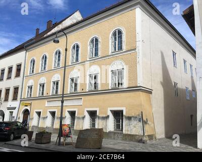 Braunau, Autriche. 04e avril 2019. Le lieu de naissance d'Adolf Hitler (1889-1945) à Braunau am Inn. Elle doit maintenant être repensée pour la rendre encore moins attrayante en tant que cible pour les néonazis. (À dpa 'Delicate memory: Where dictateurs étaient à la maison') Credit: Matthias Röder/dpa/Alay Live News Banque D'Images