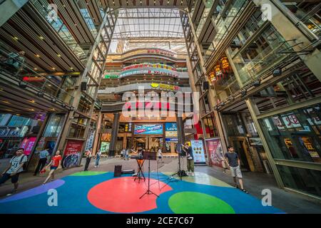 Groupe jouant dans le centre commercial de Chongqing Banque D'Images