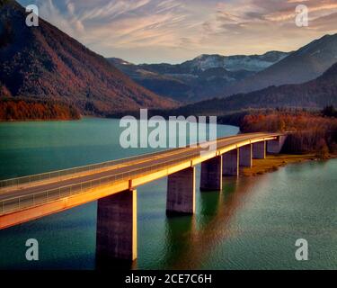 DE - BAVIÈRE: Pont au-dessus du réservoir de Sylvenstein avec les monts Karwendel en arrière-plan Banque D'Images