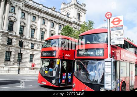 WESTMINSTER, LONDRES/ANGLETERRE- 29 août 2020 : arrêt de bus de la gare de Westminster Banque D'Images