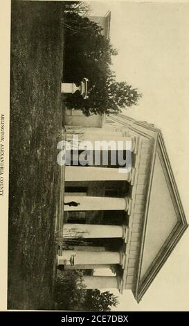 . Maisons et églises historiques de la Virginie . CARLYLK HOISE, ALEXANDRIE des efforts sont faits par les antiquaires zélés d'Alexandrie pour sécuriser la maison de Carlyle et préserver itas un musée. % 24 LE RAPPAHANNOCK ET POTOMAC 371 ARLINGTON Toii&lt;)lit d'Arlint()n apporte devant les luiuis yeux des tziopietures, l'un tlie wliite-eoluiiiiiiiiiied debout à l'écart de la crête d'une haute colline dont les pentes sont boisées de chênes anciens, l'autre (vu de la ville de Washington), la vue dégagée de la ville de l'anthémithin boutonné avec la beauté ramollie que la distance gies, sevenmiles loin. La marche, ou Banque D'Images