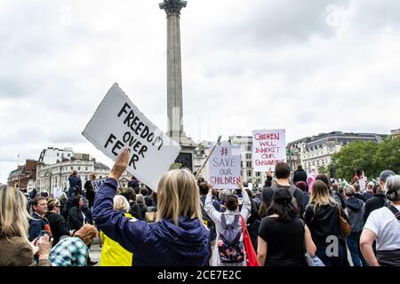 WESTMINSTER, LONDRES/ANGLETERRE- 29 août 2020 : des manifestants se sont rassemblés dans un rassemblement anti-verrouillage Unite for Freedom, contre les restrictions du coronavirus Banque D'Images