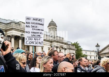TRAFALGAR SQUARE, LONDRES/ANGLETERRE- 29 août 2020 : manifestations au rassemblement Unite for Freedom, où des milliers de personnes se sont rassemblées pour protester contre le confinement Banque D'Images