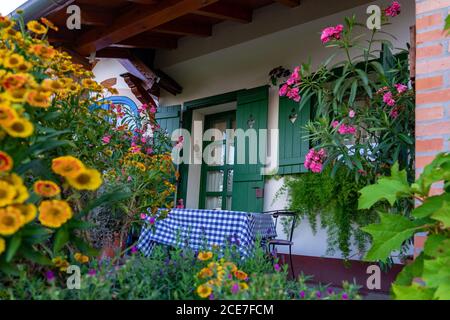 Entrée de la maison colorée à Pecs Hongrie avec beaucoup de fleurs Banque D'Images
