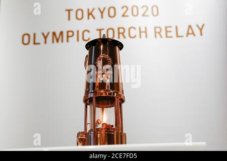 Tokyo, Japon. 31 août 2020. La flamme olympique en lanterne est exposée au Musée Olympique du Japon. Des représentants du Comité d'organisation des Jeux olympiques et paralympiques de Tokyo (Tokyo 2020) et du Comité olympique japonais ont assisté à la cérémonie d'exposition de la flamme olympique avant d'être exposés au public du 1er septembre au 1er novembre au Musée olympique japonais. Credit: Rodrigo Reyes Marin/ZUMA Wire/Alay Live News Banque D'Images