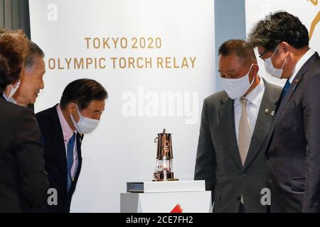 Tokyo, Japon. 31 août 2020. Des représentants du Comité d'organisation des Jeux olympiques et paralympiques de Tokyo (Tokyo 2020) et du Comité olympique japonais regardent la flamme olympique après la cérémonie d'exposition au Musée olympique du Japon, le 31 août 2020, à Tokyo, au Japon. La flamme olympique sera exposée au public du 1er septembre au 1er novembre au Musée Olympique Japon. Credit: Rodrigo Reyes Marin/ZUMA Wire/Alay Live News Banque D'Images