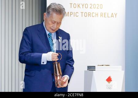 Tokyo, Japon. 31 août 2020. Tokyo 2020 le président Yoshiro Mori tient la flamme olympique lors de la cérémonie d'exposition au Musée Olympique du Japon. Des représentants du Comité d'organisation des Jeux olympiques et paralympiques de Tokyo (Tokyo 2020) et du Comité olympique japonais ont assisté à la cérémonie d'exposition de la flamme olympique avant d'être exposés au public du 1er septembre au 1er novembre au Musée olympique japonais. Credit: Rodrigo Reyes Marin/ZUMA Wire/Alay Live News Banque D'Images