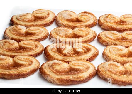 Cœurs de pâte feuilletés émaillés de sucre caramélisé Banque D'Images