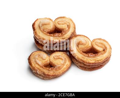 Cœur de pâte feuilletée émaillé de sucre caramélisé isolé sur blanc Banque D'Images