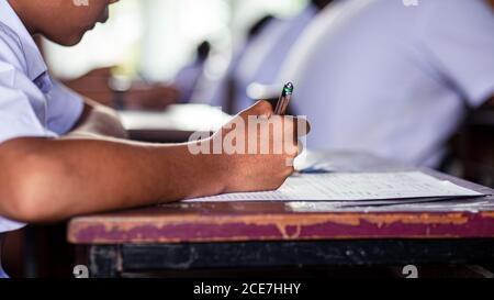 Les élèves qui écrivent et qui suivent un examen avec stress en classe.16:9 style Banque D'Images