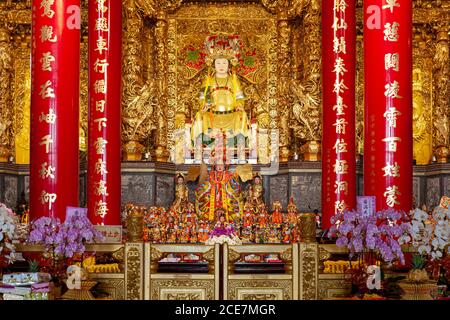 Temple oriental avec autel ornemental entouré de murs et de colonnes Décoration dorée à Taipei Banque D'Images