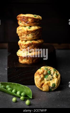 Vue latérale durée de vie des muffins aux pois empilés contre la nuit arrière-plan Banque D'Images