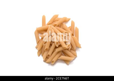 Gros plan de pâtes de penne rigate bio non cuites sur fond blanc. Concept de glucides lents. Vue de dessus Banque D'Images