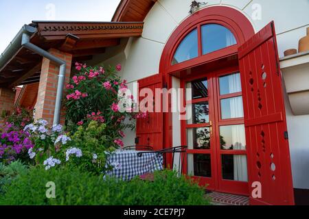 Entrée de la maison colorée à Pecs Hongrie avec beaucoup de fleurs Banque D'Images