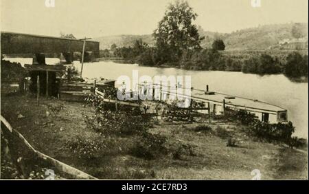 . Maisons et églises historiques de la Virginie . WIND-IOWKH (MOULIN DE L'IIUST À MATHEWS ROLNTV. LE VIEUX MARSHALL. LE DERNIER BATEAU À PAQUETS SUR LA RIVIÈRE JAMES ET LE CANAL KANAHHA 13 RICHMOND AM) TIIK LLIER JAMES 19.5 MODE. Il y avait l'étain l)asiiis, l'étain (hj)r hi&lt, avec la longue poignée en bois. Je IEEL il vihratinj - dans le Tliewater maintenant. Et l'eau un peu boueux en général; et il y avait les serviettes, un hig sur un rouleau, et le tiie littleones dans un tas, et tous les mouillés. De tous les loeks de Lynehhurg vers le bas, les Loeks de trois milles ont le plus satisfait de nie. C'est un joli J)dentelle, asevery on possédera sur voir Banque D'Images