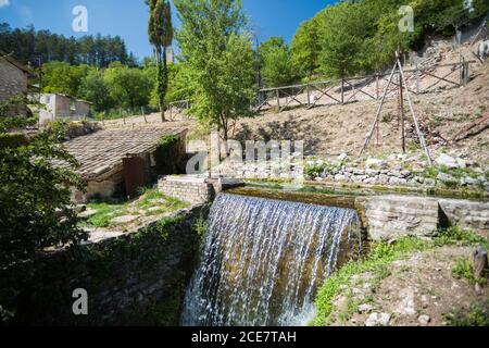 Chutes d'eau dans la petite ville de Rasiglia, Italie Banque D'Images