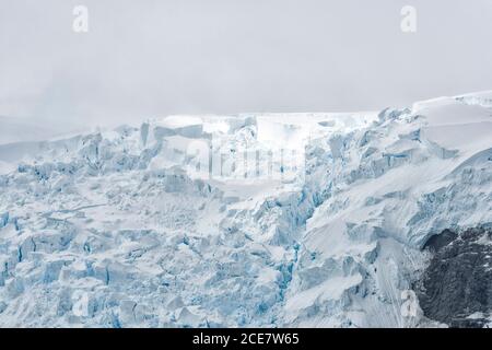 Vue rapprochée d'un glacier à Paradise Harbour, également connu sous le nom de Paradise Bay, Graham Land, la péninsule antarctique, l'Antarctique occidental Banque D'Images