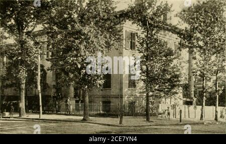 . Maisons et églises historiques de la Virginie . shion à l'ouest Endreatteint haute marée, il a cédé la place à une rangée de sous-sols whnichnow occupe le site de la maison et du jardin. LA MAISON MARSHALL, au coin de l'ISIarshe et de la neuvième rue, demeure de la plaine, mais immense et digne vieux manoir en brique, le domicile du plus grand citoyen de Richmonds et le plus famousof juges américains Le juge en chef John Marshall (1755-1835).^ à ses voisins l’ancien chef, appelé avec affection, était autant aimé pour ses dons domestiques et sociaux qu’il était admiré pour sa capacité et son apprentissage.en tant que membre du Barbecu Banque D'Images