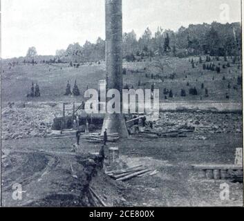 . Cheminées en tôle d'acier . Cheminée en tôle d'acier 6 pieds de diamètre par ioo pieds de haut, construit pour la société Aspinook, Jewett City, Conn. 13 WALDO & STOUT, aluminium, silicium et bronze de manganèse. Bridgeport, Connecticut, n octobre 1893. Philadelphia Engineering Works, IDD.% Philadelphia% Pa. Messieurs:—nous utilisons un de vos cheminées de 75 pieds depuis environ un an et demi, et il s'est avéré extrêmement satisfaisant, combinant une force extraordinaire sans l'utilisation des gars, avec une apparence agréable et ornementale. Nous l'avons recommandé des maisons d'affaires tonifiables qui nous ont demandé, après avoir vu ou Banque D'Images