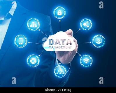 Homme d'affaires choisissant Data Management Storage Cloud sur écran virtuel avec Infographie sur l'entreprise Banque D'Images