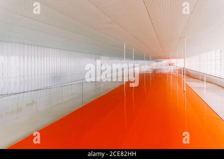 Plancher de passage orange brillant dans un bâtiment moderne en béton Banque D'Images