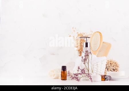 Produits cosmétiques naturels rustiques et accessoires pour les soins de la peau et du corps, l'aromathérapie et la relaxation avec la brindille de lavande sur le bois blanc, la copie de spac Banque D'Images